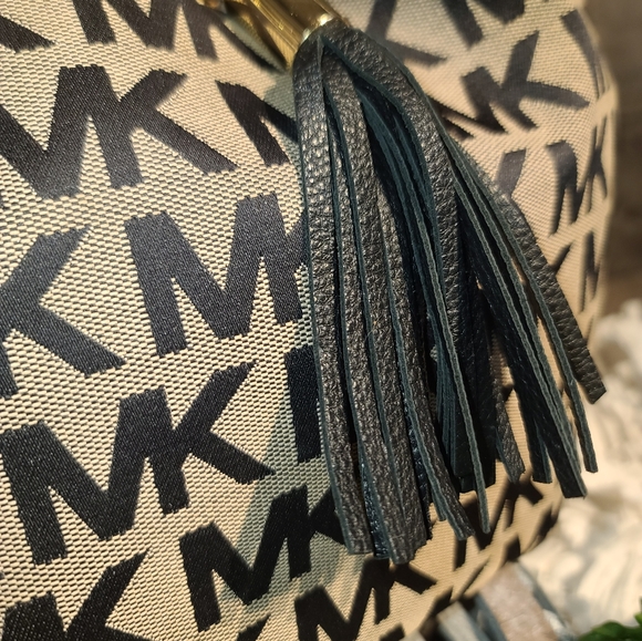 Michael Kors Purse in excellent condition - Picture 11 of 12